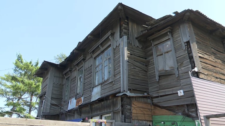 Не отремонтировать, не переехать: иркутяне вынуждены жить в разрушающемся доме-памятнике